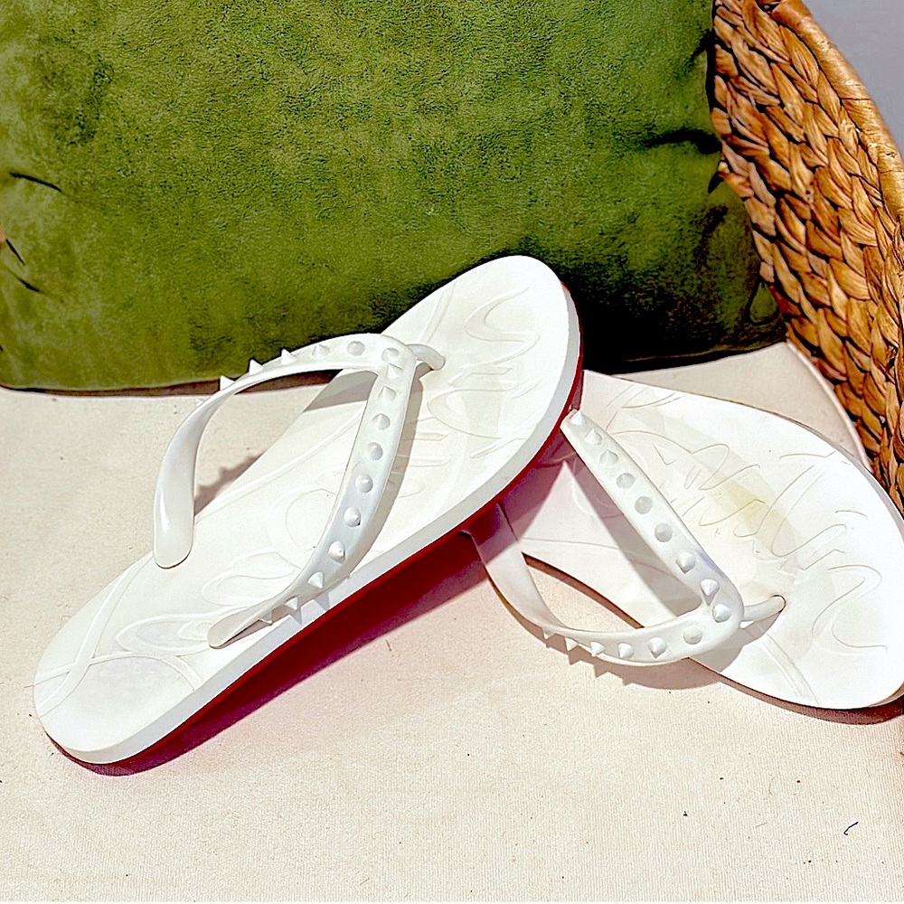 Christian Louboutin “Loubi” Flip Spiked
Rubber Flip Flops in White size 11